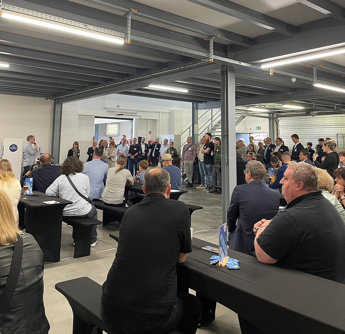 Blick in die gefüllte Halle bei der GFAG-Eröffnungsfeier 2025 in Sachsenheim: Zahlreiche Gäste verfolgen die Ansprache von Geschäftsführer Björn Steinecke am Rednerpult.