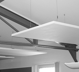 Detailaufnahme eines installierten Akustiksystems: Großformatige, rahmenlose Deckenpaneele hängen an feinen Seilabhängungen unter einer sichtbaren Trägerkonstruktion. Sie stehen beispielhaft für innovative Montagetechniken wie die schallabsorbierende Klebemontage in bohrsensiblen Gebäuden.