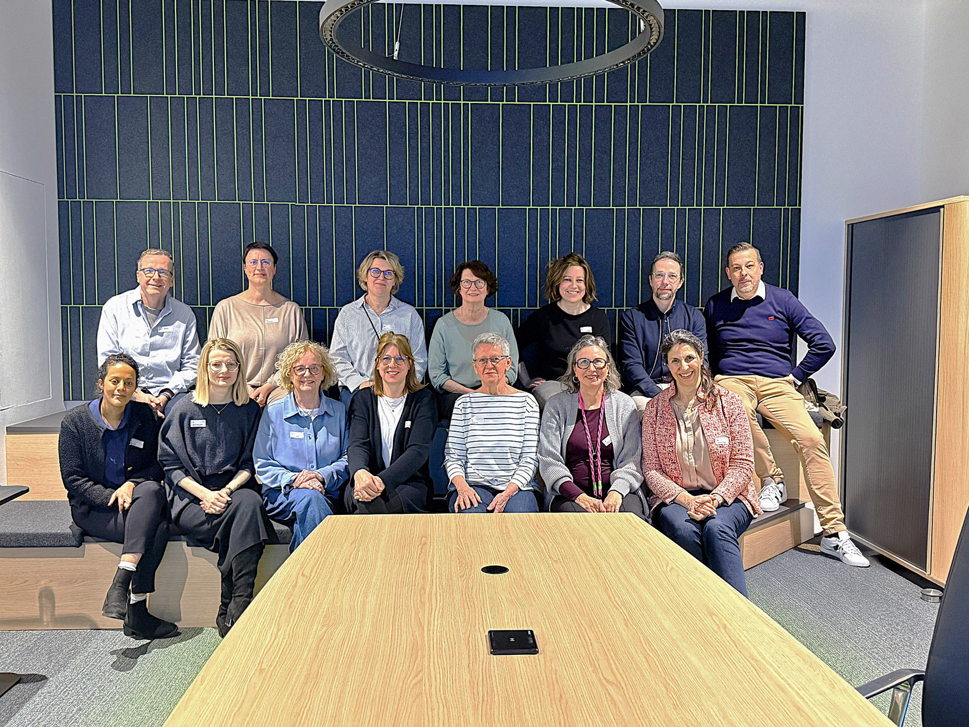 Das Netzwerk „Frauen in der Immobilienwirtschaft“ zu Besuch bei der GFAG: Gruppenbild der Teilnehmerinnen und Gastgeber in einem modernen Besprechungsraum nach einer exklusiven Werksführung und einem Fachvortrag zur Raumakustik.
