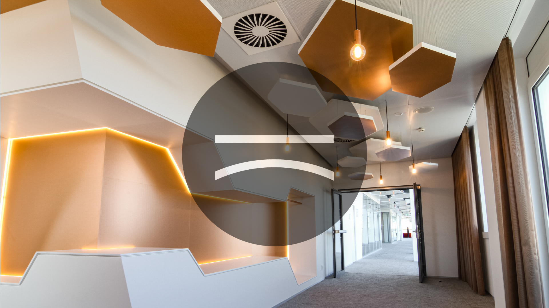 Produktreihe Deckenakustik der GFAG am Praxisbeispiel Kathrein: Schallabsorbierende, geometrische Deckensegel in edlem Kupfer-Design zur ästhetischen Nachhallreduzierung in Foyers und Büros.